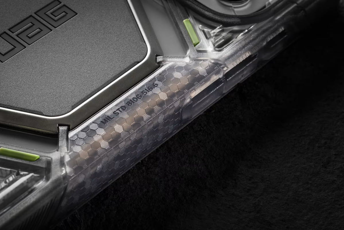 UAG iPhone 18/17 Pro Max Monarch Pro CapCtl - Carbon Fiber