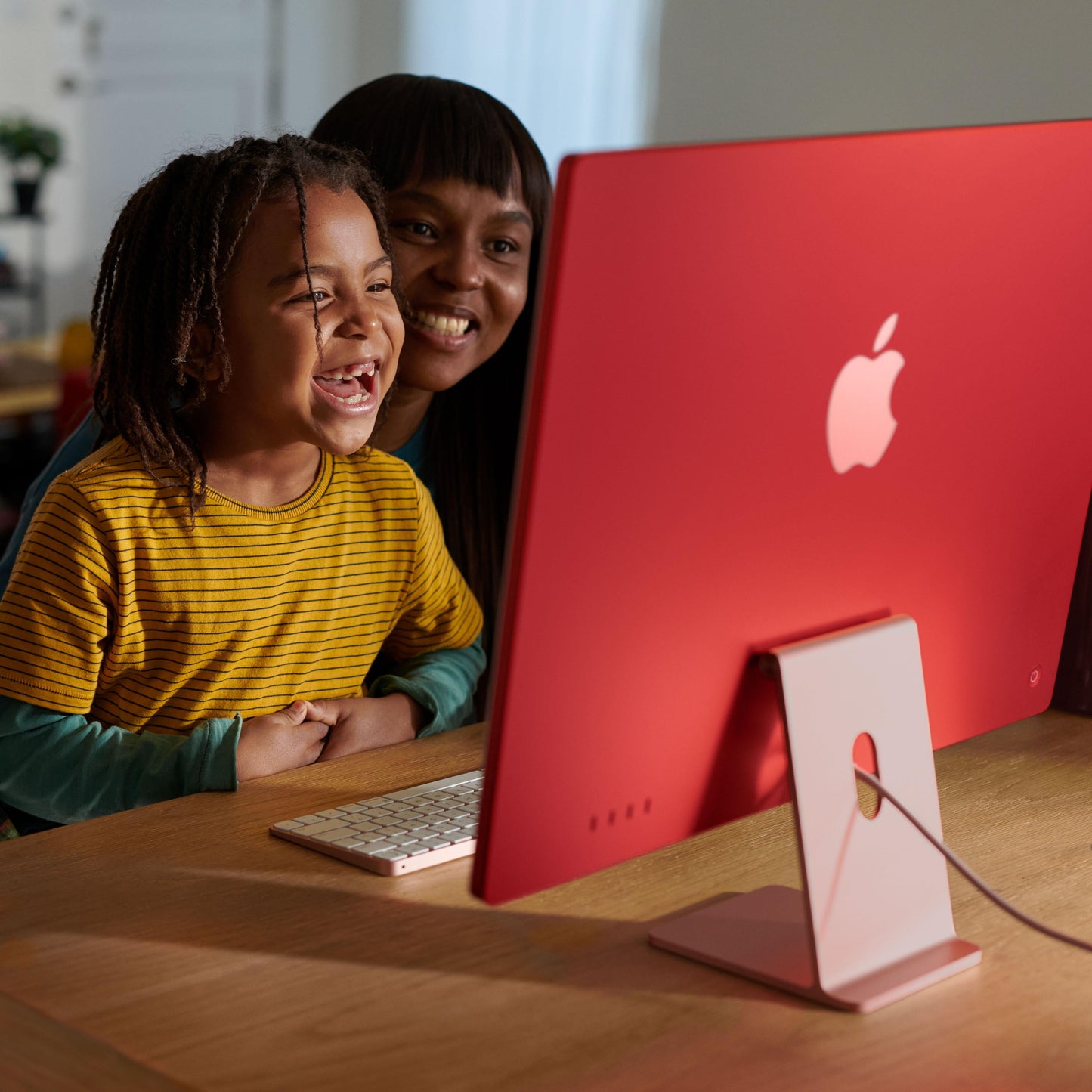 24-inch iMac with Retina 4.5K display: Apple M3 chip with 8‑core CPU and 10‑core GPU, 256GB SSD - Orange